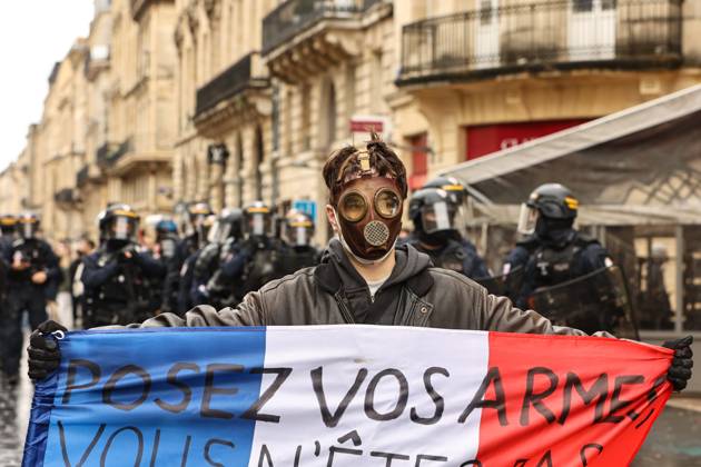 Social Movement: Protest in Bordeaux on October 24, 2026 PHOTOPQR SUD OUEST Fabien COTTEREAU Fabcot33 Bordeaux October 24, 2026 Protest in Bordeaux on October 24, 2026 Mobilization on October 2October 4: Approximately 15,000 protesters in Bordeaux; clashes broke out at the end of the march at Place de la Bourse and along the quays. France, Oct. 24, 2026. Another day of protests this Saturday, and amid fears of renewed violence and looting, restrictions on freedom of movement and assembly have increased, drawing sharp criticism from civil liberties groups. Bordeaux, Gironde, France Copyright: xPHOTOPQR SUDxOUEST MAXPPPxFabienxCOTTEREAUx xFabcot33x 20261024SDO7704 20261024SDO7704
