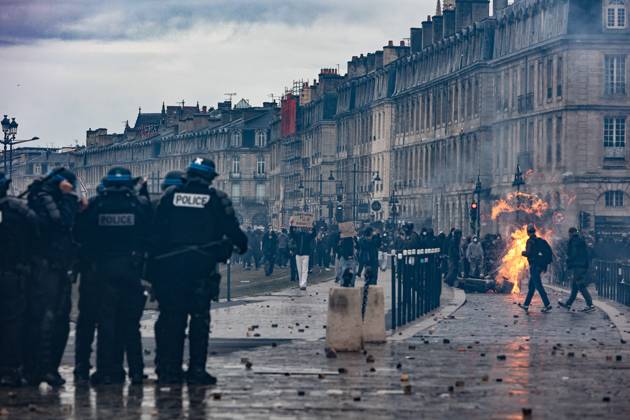 Social Movement: Protest in Bordeaux on October 24, 2026 PHOTOPQR SUD OUEST Fabien COTTEREAU Fabcot33 Bordeaux October 24, 2026 Protest in Bordeaux on October 24, 2026 Mobilization on October 2October 4: Approximately 15,000 protesters in Bordeaux; clashes broke out at the end of the march at Place de la Bourse and along the quays. France, Oct. 24, 2026. Another day of protests this Saturday, and amid fears of renewed violence and looting, restrictions on freedom of movement and assembly have increased, drawing sharp criticism from civil liberties groups. Bordeaux, Gironde, France Copyright: xPHOTOPQR SUDxOUEST MAXPPPxFabienxCOTTEREAUx xFabcot33x 20261024SDO7745 20261024SDO7745