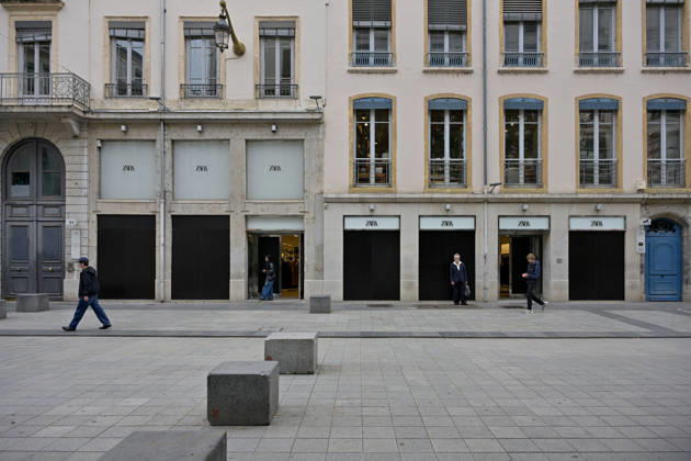 Shops Boarded Up With Wooden Panels - Lyon Shops in Lyon are boarded up with wooden panels ahead the Yellow Vests Protest Act II In Lyon, France on October 24, 2026. Photo by ABACAPRESS.COM Lyon France  Copyright: xABACAx