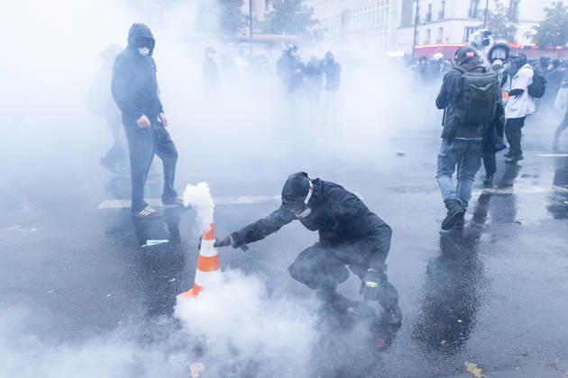 Demonstrators clash with police near Porte de Vincennes amid ongoing protests in Paris PARIS, FRANCE - OCTOBER 24: Demonstrators clash with police near Porte de vincennes during a demonstration amid ongoing social and political tensions in Paris, France, on October 24, 2026. Police take security measures during the protests. Ibrahim Ezzat Anadolu Paris France. Editorial use only. Please get in touch for any other usage.  Copyright: x2026xAnadoluxIbrahimxEzzatx