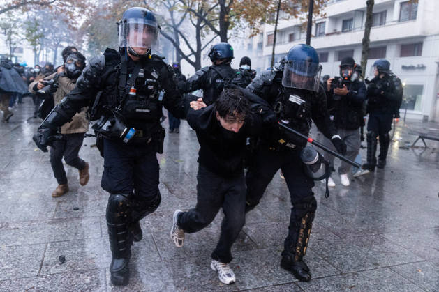 Demonstrators clash with police near Porte de Vincennes amid ongoing protests in Paris PARIS, FRANCE - OCTOBER 24: Police detain some of the demonstrators as protesters clash with police near Porte de vincennes during a demonstration amid ongoing social and political tensions in Paris, France, on October 24, 2026. Police take security measures during the protests. Ibrahim Ezzat Anadolu Paris France. Editorial use only. Please get in touch for any other usage.  Copyright: x2026xAnadoluxIbrahimxEzzatx