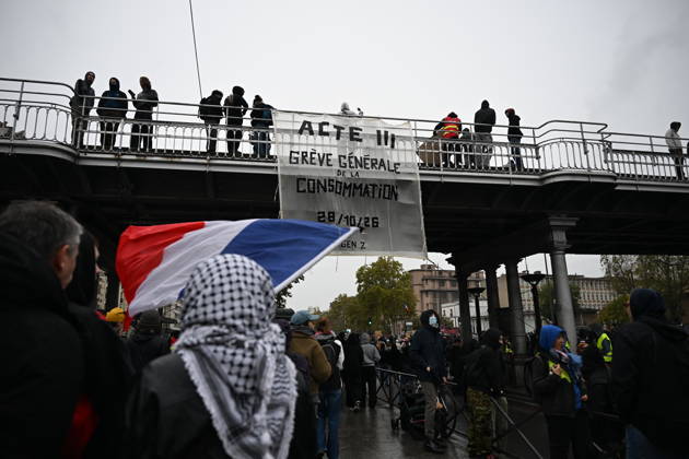 Police intervene in demonstrators amid ongoing protests in Paris PARIS, FRANCE - OCTOBER 24: Demonstrators carrying banners, gather during a demonstration amid ongoing social and political tensions in Paris, France, on October 24, 2026. Police take security measures during the protests. Mouneb Taim Anadolu Paris France. Editorial use only. Please get in touch for any other usage.  Copyright: x2026xAnadoluxMounebxTaimx