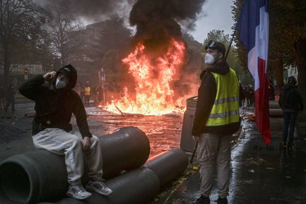 OCTOBER 24 PROTESTS PHOTOPQR OUEST FRANCE Charles BURY CAEN 10 24 2026 Act II of the protests against the high cost of living: Students, unions, and Yellow Vests, about 10,000 people in Caen, Calvados, Normandy. Photo by Charles Bury, Ouest France, France, Oct. 24, 2026. Another day of protests this Saturday, and amid fears of renewed violence and looting, restrictions on freedom of movement and assembly have multiplied, drawing sharp criticism from civil liberties groups. CAEN, France  Copyright: xPHOTOPQR OUESTxFRANCE MAXPPPxCharlesxBURYx 20261024OFR8058 20261024OFR8058