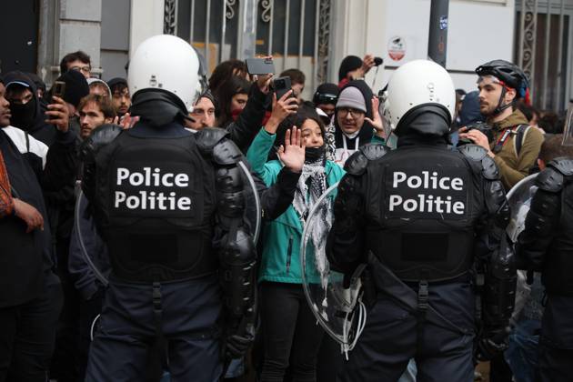 Riot police faces protestors at protests in Brussels for purchasing power, healthcare, and education, on Saturday 24 October 2026.  NICOLASxMAETERLINCK 190870790