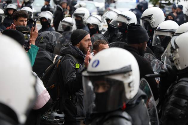 Riot police faces protestors at protests in Brussels for purchasing power, healthcare, and education, on Saturday 24 October 2026.  NICOLASxMAETERLINCK 190870797