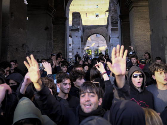 Protesters Attempt to Occupy the Colosseum Rome, Italy, October 24, 2026. Demonstrators enter the Colosseum and attempt to occupy the monument during a protest in the Italian capital. The protesters remain inside the site until police arrive to intervene. The incident takes place during a demonstration in Rome, as tensions escalate between protesters and law enforcement. Rome Italy Copyright: xWWW.ANDREACALANDRA.COMx