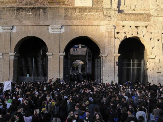 Protesters Attempt to Occupy the Colosseum Rome, Italy, October 24, 2026. Demonstrators enter the Colosseum and attempt to occupy the monument during a protest in the Italian capital. The protesters remain inside the site until police arrive to intervene. The incident takes place during a demonstration in Rome, as tensions escalate between protesters and law enforcement. Rome Italy Copyright: xWWW.ANDREACALANDRA.COMx