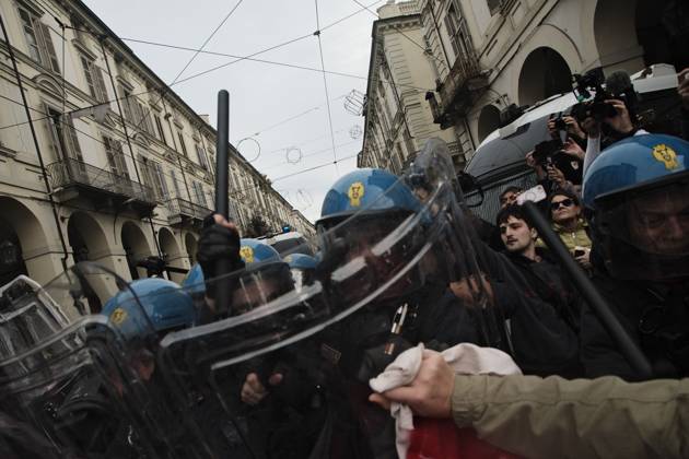 Turin Protest Against Rearmament and Inflation TURIN, ITALY - OCTOBER 24, 2026: Thousands of people took to the streets of Turin today to march against rearmament and the rising cost of living. The demonstration was met with a heavy police presence and several moments of tension, with clashes and tear gas along the route. Turin Italy Copyright: x xJulianxNelajx xJNAxPressx
