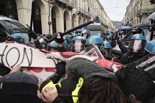 Turin Protest Against Rearmament and Inflation TURIN, ITALY - OCTOBER 24, 2026: Thousands of people took to the streets of Turin today to march against rearmament and the rising cost of living. The demonstration was met with a heavy police presence and several moments of tension, with clashes and tear gas along the route. Turin Italy Copyright: x xJulianxNelajx xJNAxPressx