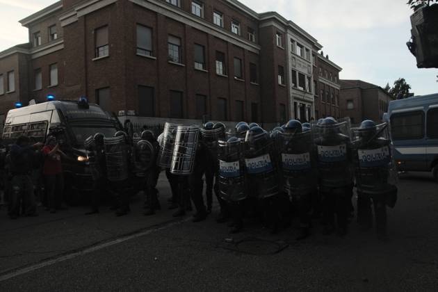 Turin Protest Against Rearmament and Inflation TURIN, ITALY - OCTOBER 24, 2026: Thousands of people took to the streets of Turin today to march against rearmament and the rising cost of living. The demonstration was met with a heavy police presence and several moments of tension, with clashes and tear gas along the route. Turin Italy Copyright: x xJulianxNelajx xJNAxPressx