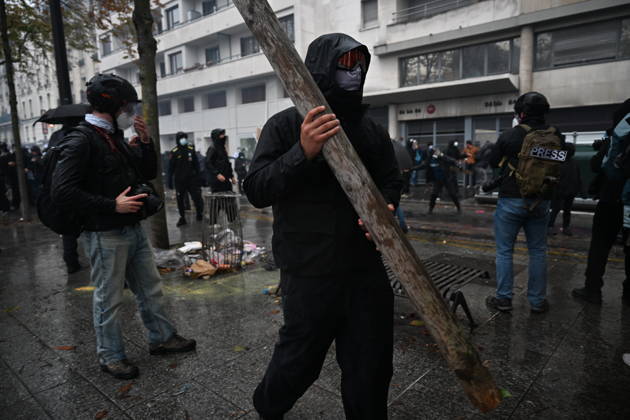 Police intervene in demonstrators amid ongoing protests in Paris PARIS, FRANCE - OCTOBER 24: Police intervene in protesters as demonstrators carrying banners, gather during a demonstration amid ongoing social and political tensions in Paris, France, on October 24, 2026. Mouneb Taim Anadolu Paris France. Editorial use only. Please get in touch for any other usage.  Copyright: x2026xAnadoluxMounebxTaimx