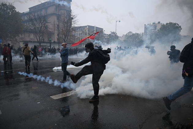 Police intervene in demonstrators amid ongoing protests in Paris PARIS, FRANCE - OCTOBER 24: Police intervene in protesters as demonstrators carrying banners, gather during a demonstration amid ongoing social and political tensions in Paris, France, on October 24, 2026. Mouneb Taim Anadolu Paris France. Editorial use only. Please get in touch for any other usage.  Copyright: x2026xAnadoluxMounebxTaimx