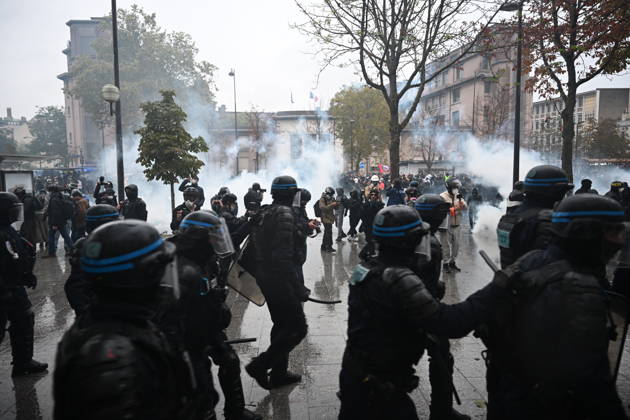 Police intervene in demonstrators amid ongoing protests in Paris PARIS, FRANCE - OCTOBER 24: Police intervene in protesters as demonstrators carrying banners, gather during a demonstration amid ongoing social and political tensions in Paris, France, on October 24, 2026. Mouneb Taim Anadolu Paris France. Editorial use only. Please get in touch for any other usage.  Copyright: x2026xAnadoluxMounebxTaimx