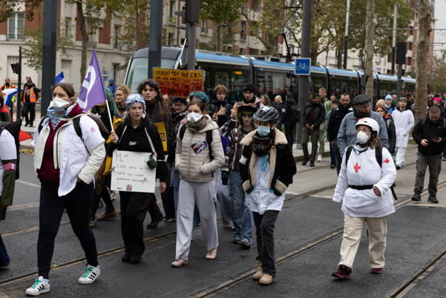 Demonstration on Saturday, October 24, 2026, starting at the Porte d’Italie in Paris. A large-scale rally brought together a massive crowd in the streets of the capital, reflecting strong popular mobilization. The demonstrators set off from the south of Paris, forming a dense procession in an atmosphere of collective mobilization. Frederic Levebvre Bestimage Paris France  Copyright: xFredericxLefebvrex xBestimagexFredericxLefebvrex xBestimagex