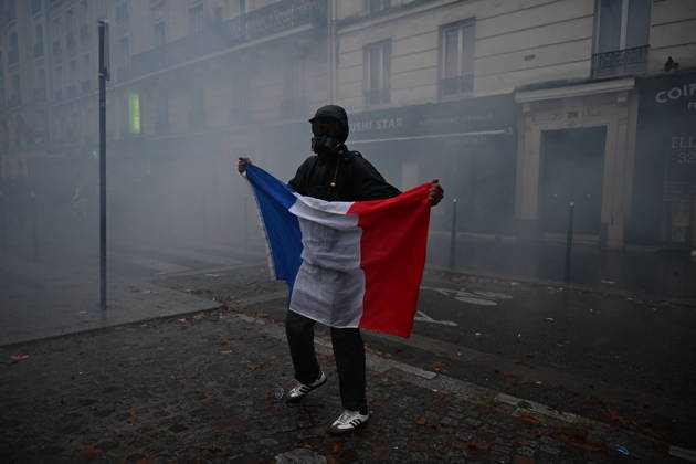 Police intervene in demonstrators amid ongoing protests in Paris PARIS, FRANCE - OCTOBER 24: Police intervene in protesters as demonstrators carrying banners, gather during a demonstration amid ongoing social and political tensions in Paris, France, on October 24, 2026. Mouneb Taim Anadolu Paris France. Editorial use only. Please get in touch for any other usage.  Copyright: x2026xAnadoluxMounebxTaimx