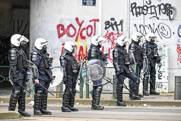 A group of riot police officers in protective equipment blocks a street during student protests in Brussels, Belgium, on 24 October 2026. Police repeatedly disperse groups of demonstrators and restrict movement through streets and avenues in central Brussels between Avenue Lemonnier and Brussels-South railway station.
