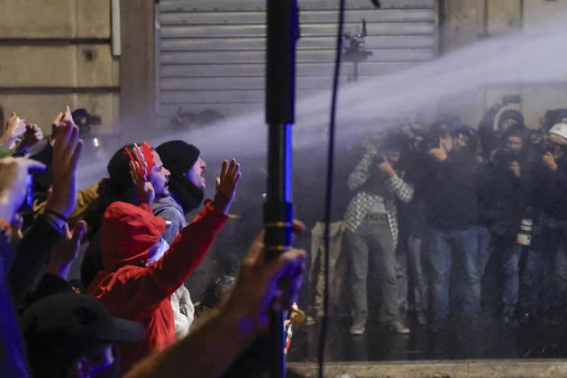 Demonstration against the Italian government in Rome ROME, ITALY, OCTOBER 24: Demonstrators are hit by Italian police’s water cannons during a protest against the Italian government in Rome, Italy, on October 24, 2026. Riccardo De Luca Anadolu Rome Italy. Editorial use only. Please get in touch for any other usage.  Copyright: x2026xAnadoluxRiccardoxDexLucax