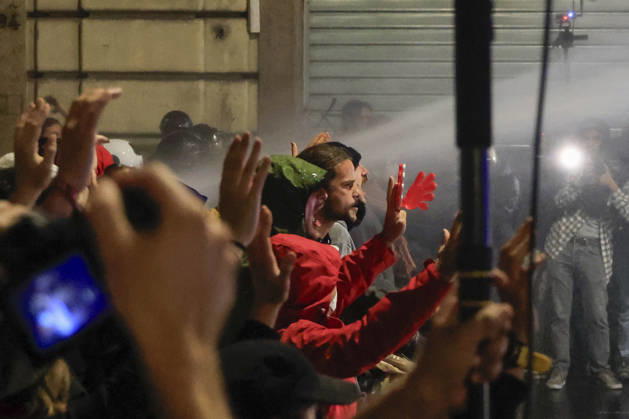 Demonstration against the Italian government in Rome ROME, ITALY, OCTOBER 24: Demonstrators are hit by Italian police’s water cannons during a protest against the Italian government in Rome, Italy, on October 24, 2026. Riccardo De Luca Anadolu Rome Italy. Editorial use only. Please get in touch for any other usage.  Copyright: x2026xAnadoluxRiccardoxDexLucax