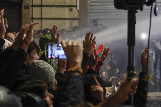 Demonstration against the Italian government in Rome ROME, ITALY, OCTOBER 24: Demonstrators are hit by Italian police’s water cannons during a protest against the Italian government in Rome, Italy, on October 24, 2026. Riccardo De Luca Anadolu Rome Italy. Editorial use only. Please get in touch for any other usage.  Copyright: x2026xAnadoluxRiccardoxDexLucax