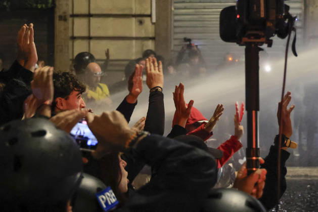 Demonstration against the Italian government in Rome ROME, ITALY, OCTOBER 24: Demonstrators are hit by Italian police’s water cannons during a protest against the Italian government in Rome, Italy, on October 24, 2026. Riccardo De Luca Anadolu Rome Italy. Editorial use only. Please get in touch for any other usage.  Copyright: x2026xAnadoluxRiccardoxDexLucax