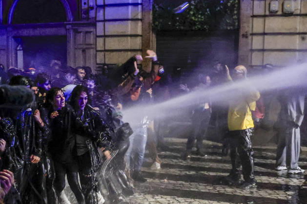 Demonstration against the Italian government in Rome ROME, ITALY, OCTOBER 24: Demonstrators are hit by Italian police’s water cannons during a protest against the Italian government in Rome, Italy, on October 24, 2026. Riccardo De Luca Anadolu Rome Italy. Editorial use only. Please get in touch for any other usage.  Copyright: x2026xAnadoluxRiccardoxDexLucax