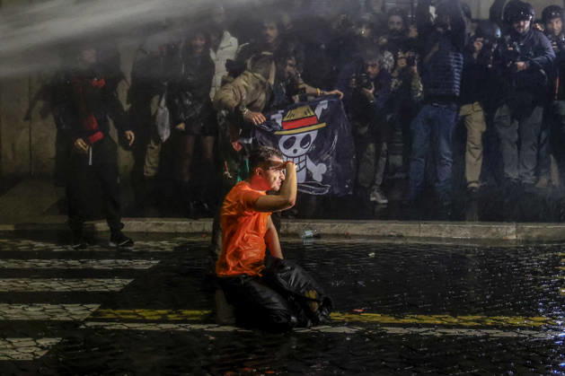 Demonstration against the Italian government in Rome ROME, ITALY, OCTOBER 24: Demonstrators are hit by Italian police’s water cannons during a protest against the Italian government in Rome, Italy, on October 24, 2026. Riccardo De Luca Anadolu Rome Italy. Editorial use only. Please get in touch for any other usage.  Copyright: x2026xAnadoluxRiccardoxDexLucax