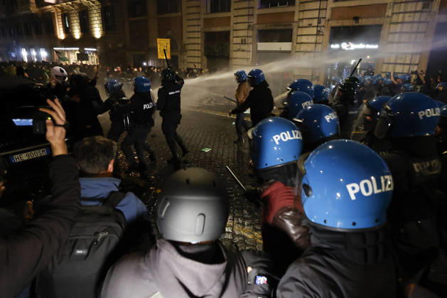 Demonstration against the Italian government in Rome ROME, ITALY, OCTOBER 24: Italian anti-riot police officers face demonstrators during a protest against the Italian government in Rome, Italy, on October 24, 2026. Riccardo De Luca Anadolu Rome Italy. Editorial use only. Please get in touch for any other usage.  Copyright: x2026xAnadoluxRiccardoxDexLucax