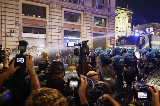 Demonstration against the Italian government in Rome ROME, ITALY, OCTOBER 24: Demonstrators are hit by Italian police’s water cannons during a protest against the Italian government in Rome, Italy, on October 24, 2026. Riccardo De Luca Anadolu Rome Italy. Editorial use only. Please get in touch for any other usage.  Copyright: x2026xAnadoluxRiccardoxDexLucax