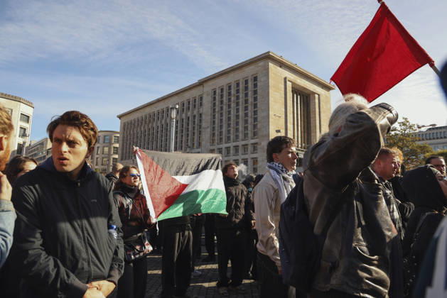 Brussels Belgium Education Protest Demonstrators carry a Palestinian flag during a protest in Brussels, Belgium on October 24, 2026. Hundreds of mainly young protesters gathered in Brussels to demand more funding for education and public services. Demonstrators further criticized police conduct, accusing officers of excessive force during previous rallies. Brussels Brussels Capital Belgium Copyright: xMohammedxHamadax