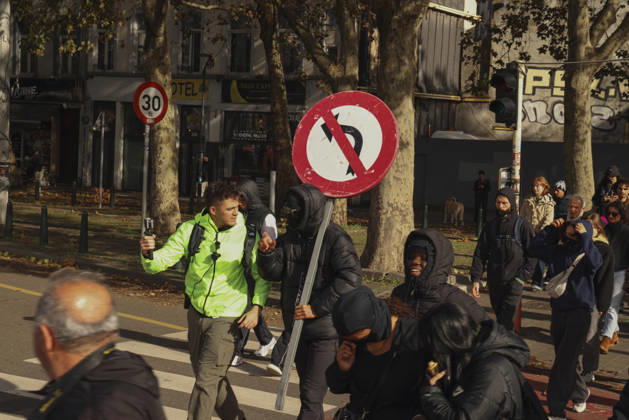 Brussels Belgium Education Protest A demonstrator carries a street sign during a protest march in Brussels, Belgium on October 24, 2026. Hundreds of mainly young protesters gathered in Brussels to demand more funding for education and public services. Demonstrators further criticized police conduct, accusing officers of excessive force during previous rallies. Brussels Brussels Capital Belgium Copyright: xMohammedxHamadax