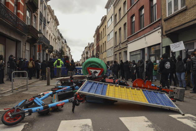 Brussels Belgium Education Protest Scooters and street barriers lie on the ground as demonstrators gather on a street in Brussels, Belgium on October 24, 2026. Hundreds of mainly young protesters gathered in Brussels to demand more funding for education and public services. Demonstrators further criticized police conduct, accusing officers of excessive force during previous rallies. Brussels Brussels Capital Belgium Copyright: xMohammedxHamadax