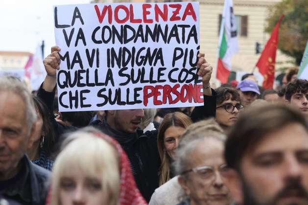 Demonstration against the Italian government in Rome ROME, ITALY, OCTOBER 24: Demonstrators attend a protest against the Italian government in Rome, Italy, on October 24, 2026. Riccardo De Luca Anadolu Rome Italy. Editorial use only. Please get in touch for any other usage. Copyright: x2026xAnadoluxRiccardoxDexLucax