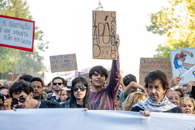October 24, 2026, Lisbon, Lisbon, Portugal: Demonstrators take part in a protest organized by the Acampada de Lisboa housing movement, demanding affordable housing, limits on rising rents and an end to property speculation. The march takes place in central Lisbon, from Marques de Pombal to Rossio Square, following recent police removal of protest tents and the detention of 55 demonstrators during housing protests in the Portuguese capital. Lisbon Portugal  - ZUMAr238 20261024_zip_r238_062 Copyright: xRicardoxRochax
