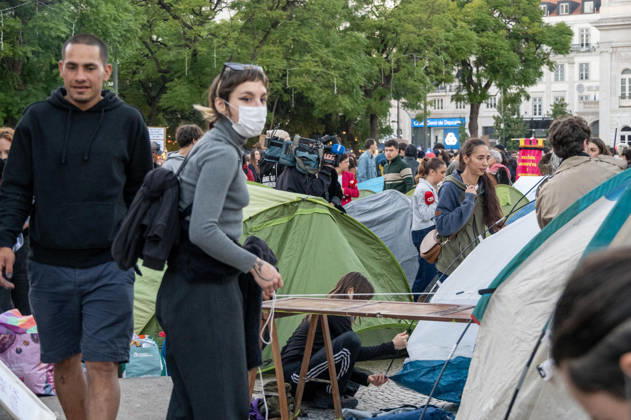 October 24, 2026, Lisbon, Lisbon, Portugal: Demonstrators take part in a protest organized by the Acampada de Lisboa housing movement, demanding affordable housing, limits on rising rents and an end to property speculation. The march takes place in central Lisbon, from Marques de Pombal to Rossio Square, following recent police removal of protest tents and the detention of 55 demonstrators during housing protests in the Portuguese capital. Lisbon Portugal - ZUMAr238 20261024_zip_r238_065 Copyright: xRicardoxRochax