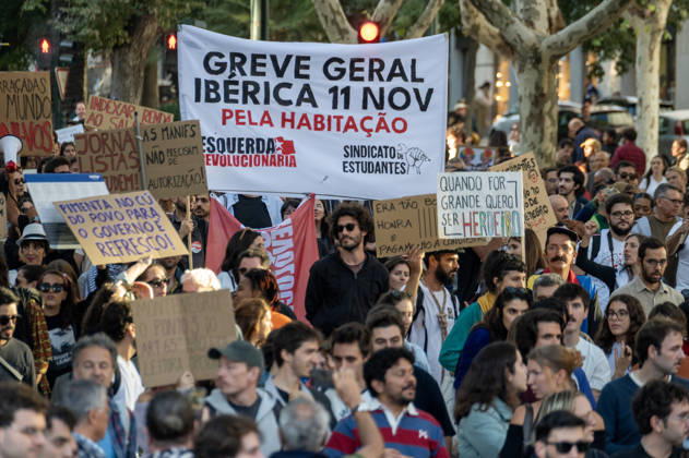 October 24, 2026, Lisbon, Lisbon, Portugal: Demonstrators take part in a protest organized by the Acampada de Lisboa housing movement, demanding affordable housing, limits on rising rents and an end to property speculation. The march takes place in central Lisbon, from Marques de Pombal to Rossio Square, following recent police removal of protest tents and the detention of 55 demonstrators during housing protests in the Portuguese capital. Lisbon Portugal - ZUMAr238 20261024_zip_r238_072 Copyright: xRicardoxRochax