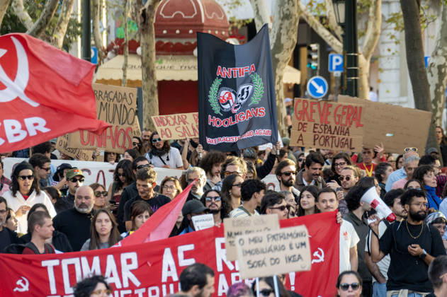 October 24, 2026, Lisbon, Lisbon, Portugal: Lisbon, Portugal. 24 October 2026. Demonstrators take part in a protest organized by the Acampada de Lisboa housing movement, demanding affordable housing, limits on rising rents and an end to property speculation. The march takes place in central Lisbon, from Marques de Pombal to Rossio Square, following recent police removal of protest tents and the detention of 55 demonstrators during housing protests in the Portuguese capital. Credit: Alamy Live News Lisbon Portugal - ZUMAr238 20261024_zip_r238_076 Copyright: xRicardoxRochax