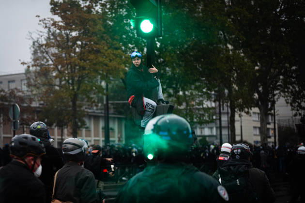 Demonstrators clash with police near Porte de Vincennes amid ongoing protests in Paris PARIS, FRANCE - OCTOBER 24: Demonstrators clash with police near Porte de vincennes during a demonstration amid ongoing social and political tensions in Paris, France, on October 24, 2026. Police use tear gas and high pressure water to disperse the crowd. Rachelle Papillon-Amblard Anadolu Paris France. Editorial use only. Please get in touch for any other usage.  Copyright: x2026xAnadoluxRachellexPapillon-Amblardx