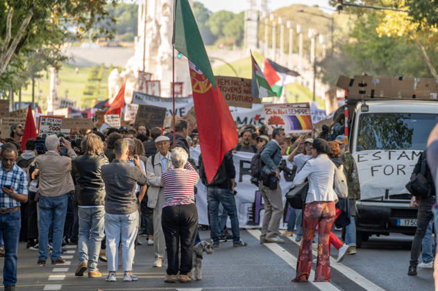 October 24, 2026, Lisbon, Lisbon, Portugal: Demonstrators take part in a protest organized by the Acampada de Lisboa housing movement, demanding affordable housing, limits on rising rents and an end to property speculation. The march takes place in central Lisbon, from Marques de Pombal to Rossio Square, following recent police removal of protest tents and the detention of 55 demonstrators during housing protests in the Portuguese capital. Lisbon Portugal  - ZUMAr238 20261024_zip_r238_019 Copyright: xRicardoxRochax