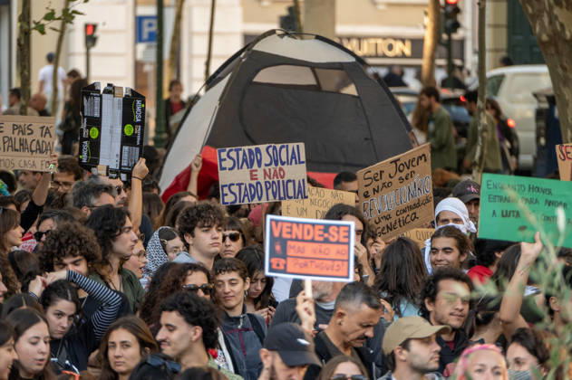 October 24, 2026, Lisbon, Lisbon, Portugal: Demonstrators take part in a protest organized by the Acampada de Lisboa housing movement, demanding affordable housing, limits on rising rents and an end to property speculation. The march takes place in central Lisbon, from Marques de Pombal to Rossio Square, following recent police removal of protest tents and the detention of 55 demonstrators during housing protests in the Portuguese capital. Lisbon Portugal  - ZUMAr238 20261024_zip_r238_023 Copyright: xRicardoxRochax