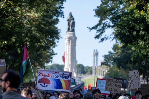 October 24, 2026, Lisbon, Lisbon, Portugal: Demonstrators take part in a protest organized by the Acampada de Lisboa housing movement, demanding affordable housing, limits on rising rents and an end to property speculation. The march takes place in central Lisbon, from Marques de Pombal to Rossio Square, following recent police removal of protest tents and the detention of 55 demonstrators during housing protests in the Portuguese capital. Lisbon Portugal  - ZUMAr238 20261024_zip_r238_026 Copyright: xRicardoxRochax