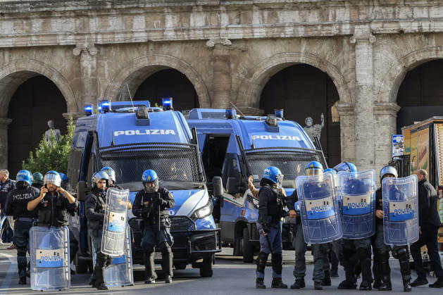 Demonstration against the Italian government in Rome ROME, ITALY, OCTOBER 24: Anti-riot police officers line up in front of the Colosseum during a protest against the Italian government in Rome, Italy, on October 24, 2026. Riccardo De Luca Anadolu Rome Italy. Editorial use only. Please get in touch for any other usage.  Copyright: x2026xAnadoluxRiccardoxDexLucax