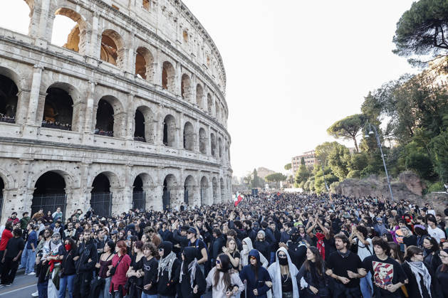Demonstration against the Italian government in Rome ROME, ITALY, OCTOBER 24: Demonstrators make their way past the Colosseum during a protest against the Italian government in Rome, Italy, on October 24, 2026. Riccardo De Luca Anadolu Rome Italy. Editorial use only. Please get in touch for any other usage.  Copyright: x2026xAnadoluxRiccardoxDexLucax