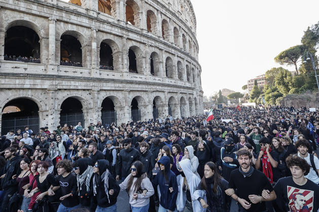 Demonstration against the Italian government in Rome ROME, ITALY, OCTOBER 24: Demonstrators make their way past the Colosseum during a protest against the Italian government in Rome, Italy, on October 24, 2026. Riccardo De Luca Anadolu Rome Italy. Editorial use only. Please get in touch for any other usage.  Copyright: x2026xAnadoluxRiccardoxDexLucax