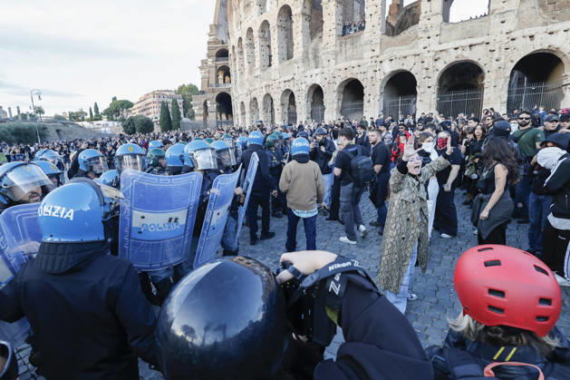 Demonstration against the Italian government in Rome ROME, ITALY, OCTOBER 24: Anti-riot police officers face demonstrators in front of the Colosseum during a protest against the Italian government in Rome, Italy, on October 24, 2026. Riccardo De Luca Anadolu Rome Italy. Editorial use only. Please get in touch for any other usage.  Copyright: x2026xAnadoluxRiccardoxDexLucax