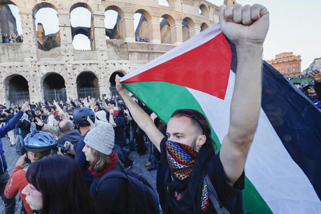 Demonstration against the Italian government in Rome ROME, ITALY, OCTOBER 24: A demonstrator hods a Palestinian flag in front of the Colosseum during a protest against the Italian government in Rome, Italy, on October 24, 2026. Riccardo De Luca Anadolu Rome Italy. Editorial use only. Please get in touch for any other usage.  Copyright: x2026xAnadoluxRiccardoxDexLucax
