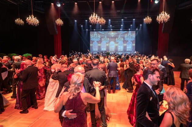 Leipzig - 30. Leipziger Opernball auf dem Augustusplatz 24.10.2026 ab 17 Uhr Leipzig, Augustusplatz (Oper Leipzig) Fotograf: EHL Media Rico Welzel Im Foto: Tanz während des Leipziger Opernballs im Saal der Oper Am 24. Oktober 2026 findet in der Oper Leipzig der 31. Leipziger Opernball statt. Dazu sind erneut Dutzende nationale und internationale Stars eingeladen. Leipzig Oper Leipzig Sachsen Deutschland Copyright: xEHLxMedia RicoxWelzelx 20261024_opernball-saal_4