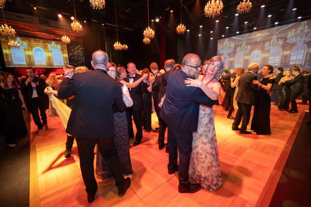 Leipzig - 30. Leipziger Opernball auf dem Augustusplatz 24.10.2026 ab 17 Uhr Leipzig, Augustusplatz (Oper Leipzig) Fotograf: EHL Media Rico Welzel Im Foto: Tanz während des Leipziger Opernballs im Saal der Oper Am 24. Oktober 2026 findet in der Oper Leipzig der 31. Leipziger Opernball statt. Dazu sind erneut Dutzende nationale und internationale Stars eingeladen. Leipzig Oper Leipzig Sachsen Deutschland Copyright: xEHLxMedia RicoxWelzelx 20261024_opernball-saal_5
