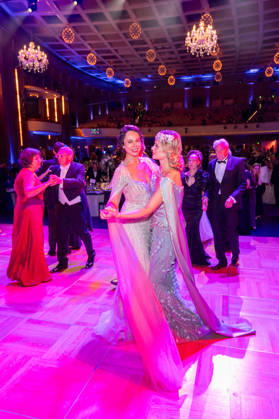 Leipzig - 30. Leipziger Opernball auf dem Augustusplatz 24.10.2026 ab 17 Uhr Leipzig, Augustusplatz (Oper Leipzig) Fotograf: EHL Media Rico Welzel Im Foto: Natalia Yegorova (links) und Iryna Thater Am 24. Oktober 2026 findet in der Oper Leipzig der 31. Leipziger Opernball statt. Dazu sind erneut Dutzende nationale und internationale Stars eingeladen. Leipzig Oper Leipzig Sachsen Deutschland Copyright: xEHLxMedia RicoxWelzelx 20261024_opernball-saal-2_3