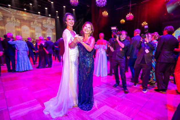 Leipzig - 30. Leipziger Opernball auf dem Augustusplatz 24.10.2026 ab 17 Uhr Leipzig, Augustusplatz (Oper Leipzig) Fotograf: EHL Media Rico Welzel Im Foto: Natalia Yegorova, Sängerin und Claudia Obert, Unternehmerin Am 24. Oktober 2026 findet in der Oper Leipzig der 31. Leipziger Opernball statt. Dazu sind erneut Dutzende nationale und internationale Stars eingeladen. Leipzig Oper Leipzig Sachsen Deutschland Copyright: xEHLxMedia RicoxWelzelx 20261024_opernball-saal-2_5