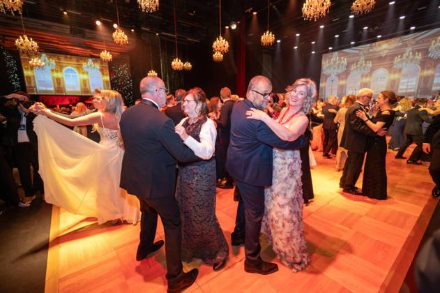 Leipzig - 30. Leipziger Opernball auf dem Augustusplatz 24.10.2026 ab 17 Uhr Leipzig, Augustusplatz (Oper Leipzig) Fotograf: EHL Media Rico Welzel Im Foto: Tanz während des Leipziger Opernballs im Saal der Oper Am 24. Oktober 2026 findet in der Oper Leipzig der 31. Leipziger Opernball statt. Dazu sind erneut Dutzende nationale und internationale Stars eingeladen. Leipzig Oper Leipzig Sachsen Deutschland Copyright: xEHLxMedia RicoxWelzelx 20261024_opernball-saal_6